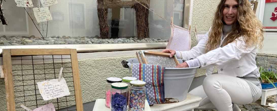 Zu sehen ist Iris Drexler beim abschöpfen von Papier. 