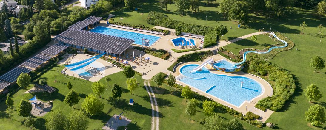 Zu sehen ist eine Luftaufnahme vom Nördlinger Freibad. 