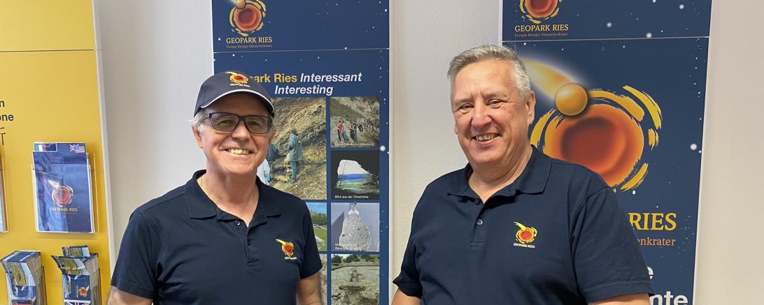 Zu sehen sind die Geoparkführer Karl-Heinz John sowie Helmut Schmidt. 