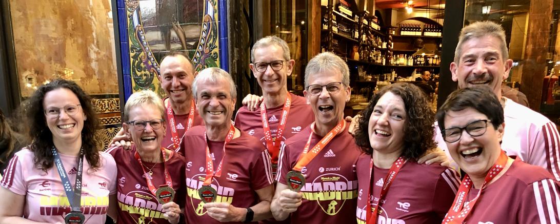 Zu sehen sind die Läufer*innen des TSV Nördlingen nach dem Lauf mit ihren Medaillen.