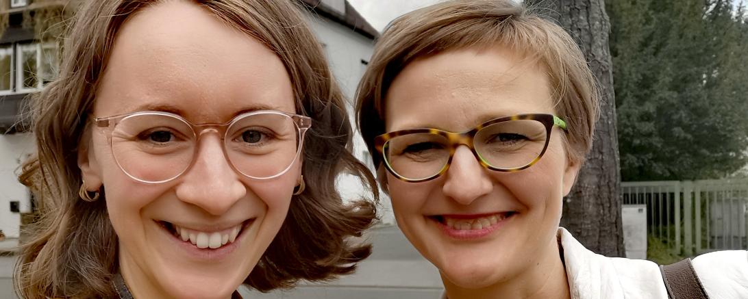 Zu sehen sind Eva Lettenbauer und Franziska Brantner.