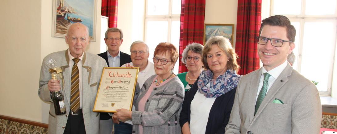 Zu sehen ist ein Gruppenfoto bei der Übergabe der Urkunde an Hans Irrgang. 