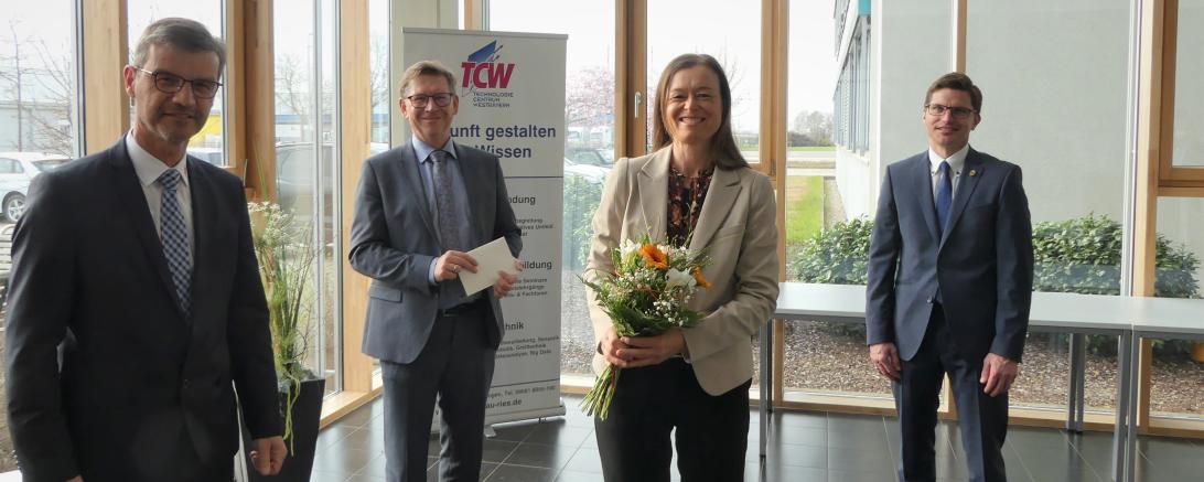 Das Bild zeigt von links nach rechts: TCW-Geschäftsführer Josef Wolf, Landrat Stefan Rößle, und Oberbürgermeister David Wittner gratulierten der Jubilarin Manuela Jenewein (TCW, 3. von links) und bedankten sie sich für die gute Zusammenarbeit. 