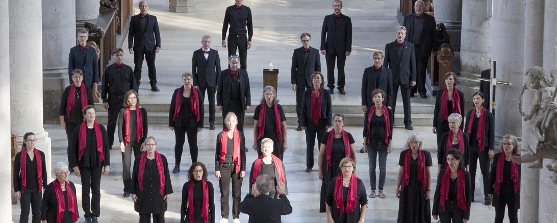 Zu sehen ist der Kammerchor St. Georg bei einer Aufführung. 