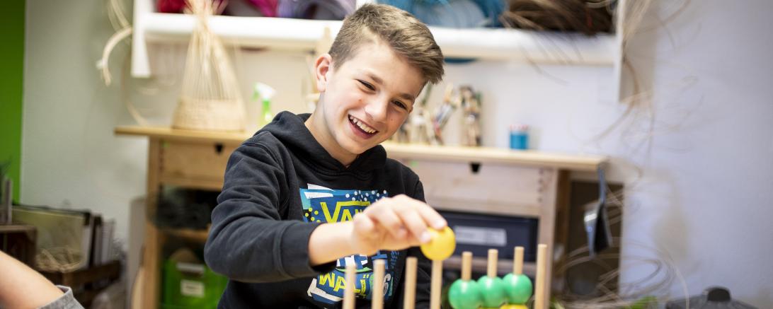 Junge bei Ergotherapie am Boys'Day