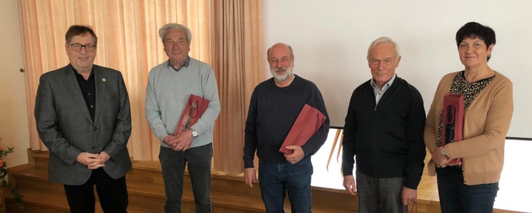 Zu sehen sind einige Mitglieder des Kreisverbands für Gartenbau. 