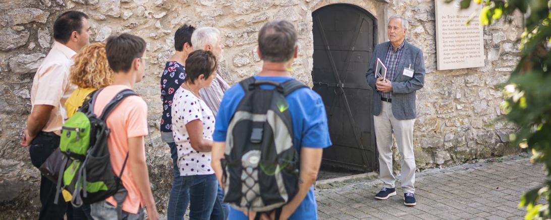 Zu sehen ist eine Gruppe von Touristen bei einer Stadtführung in Wemding. 