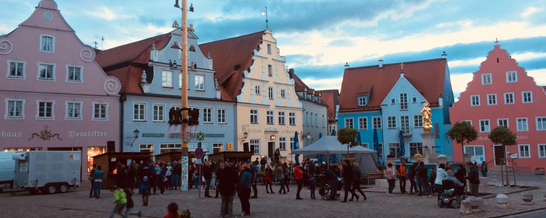 Zu sehen ist ein Maibaumfest in Wemding.