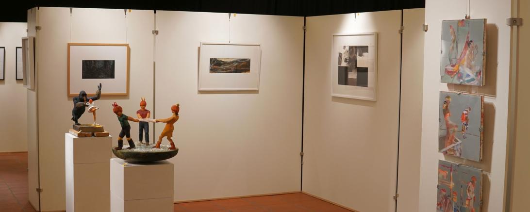 Zu sehen sind verschiedene Kunstwerke in einer Ausstellung. 