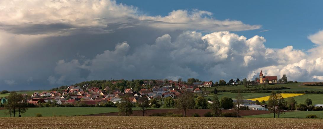 Ortsansicht Ehingen mit Gewitterwolken.