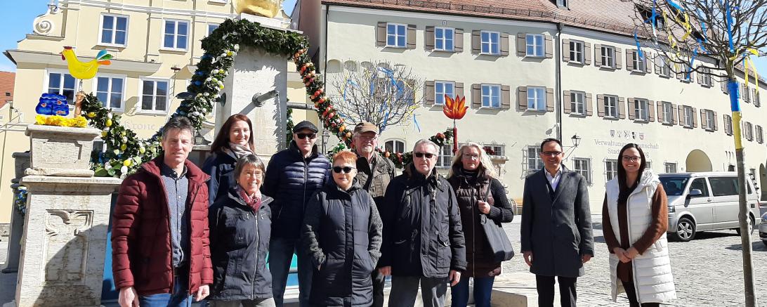 Zu sehen ist ein Gruppenfoto von den beim schmücken Beteiligten vor dem Brunnen. 