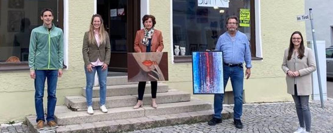 Zu sehen sind Andreas Zech, Barbara Wunder, Ingrid Jackwerth, Andreas Cycon u. Judith Strohhofer vor dem Wemdinger Pop-up-Store. 