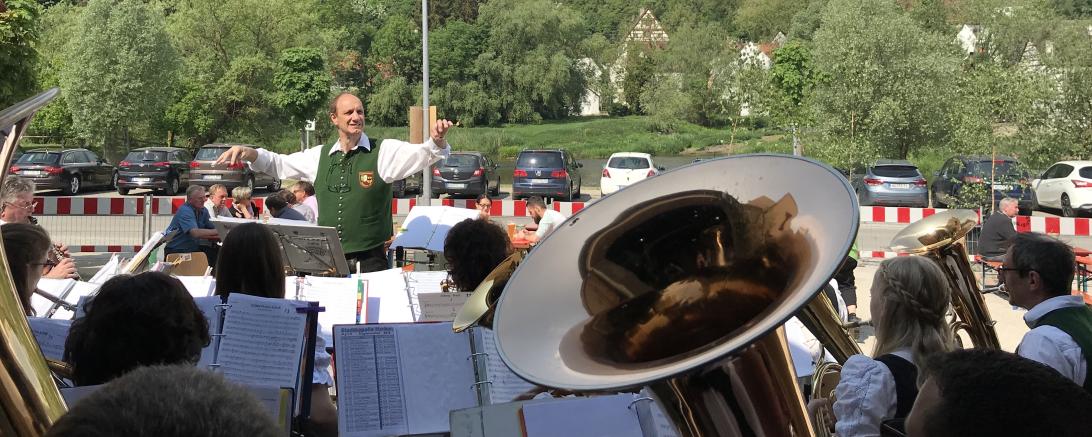 Die Stadtkapelle Harburg spielt, im Hintergrund sieht man die Harburg
