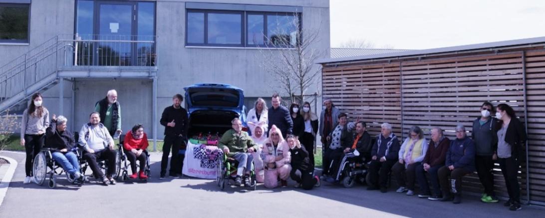 DAs Bild zeigt Klienten der Stiftung Sankt Johannes bei der Osterüberraschung.