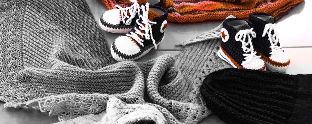 Zu sehen sind einige gestrickte Klamotten. 