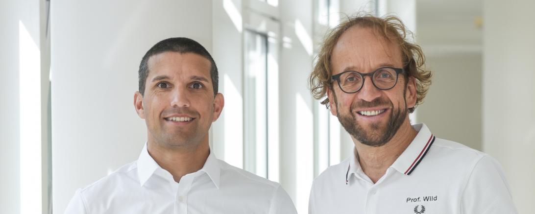 Zu sehen sind Dr. Alexander Wild u. Dr. Andreas Reinke mit den Zertifikaten in Händen. 