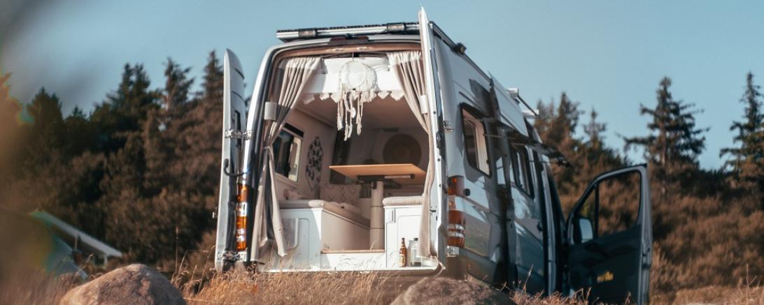 Richtig gemütlich ist der Van, den das Paar ausgebaut hat. Ihre Reise mit dem Bus lässt sich auch auf Instagram verfolgen.