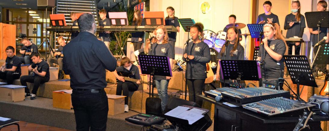 Bandklasse und Schulbänd der Ludwig-Auer-Schule mit Musiklehrer Jörg Schachner. 