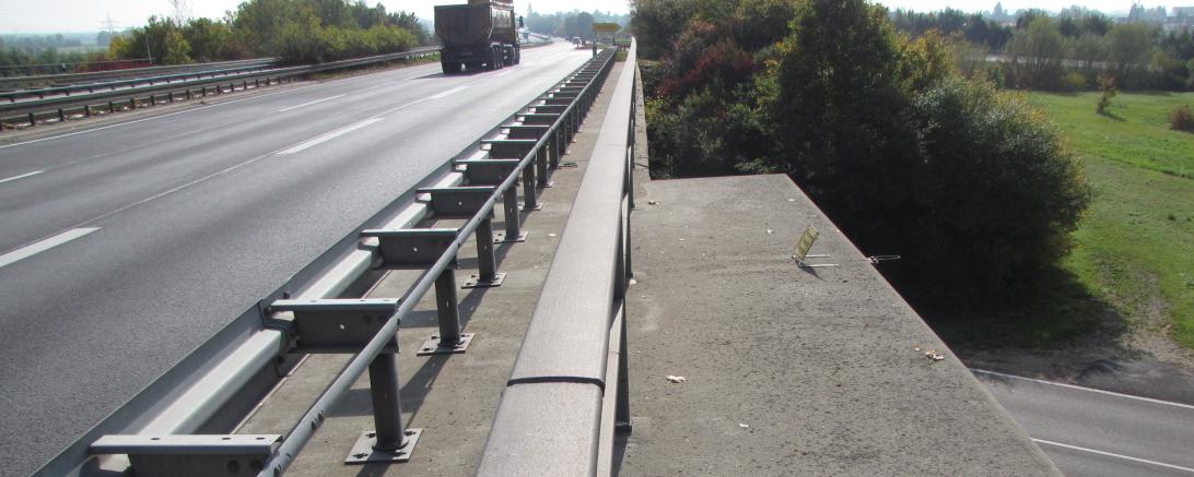 Berührungsschutz an Brücke