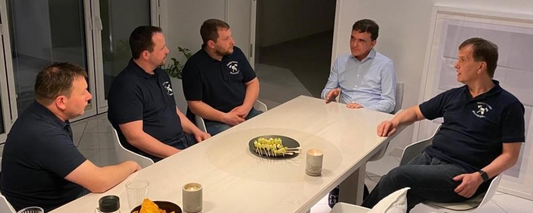 125 Jahre FFW Munningen, Vorstandschaft sitzt bei Herbert Schein von Varta