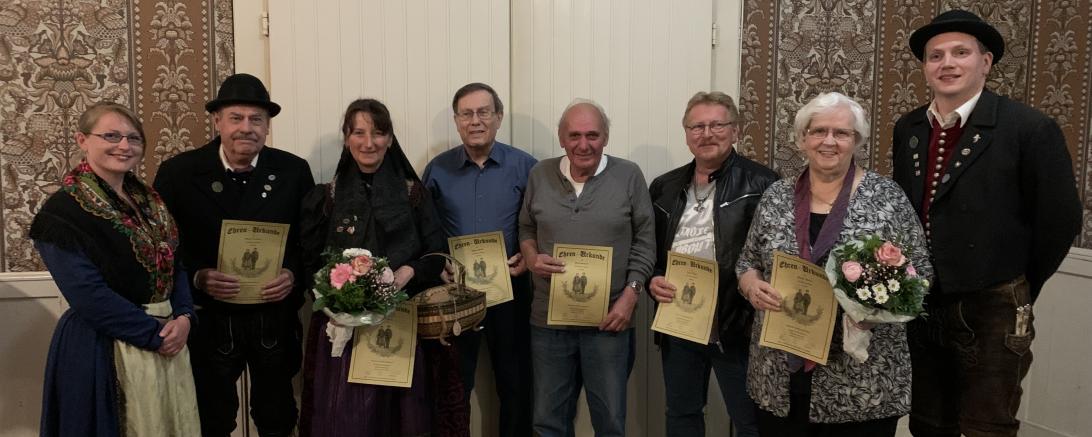 Die Geehrten mit dem 1. und 2. Vorstand: (von links): Nadine Adam (2. Vorstand), Horst Krommrei, Wilma Fischer, Eduard Beutel, Ulrich Seefried, Reiner Adam, Monika Wörner, Andreas Reiter (1. Vorstand). 