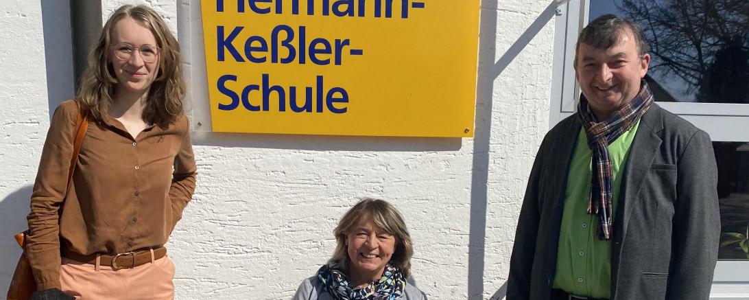 Das Bild zeigt von links nach rechts: MdL Eva Lettenbauer, Leitung des Förderzentrums Gabriele Allgayer-Pfaff und Bezirksrat Albert Riedelsheimer. 