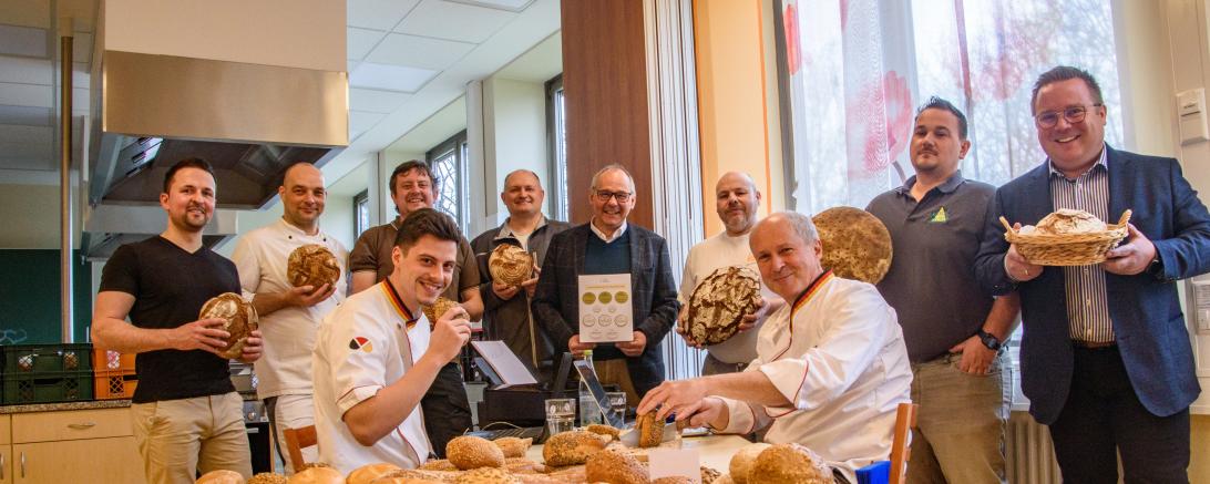 Die Brotprüfung ist jedes Jahr ein wichtiger Termin bei der Bäckerinnung Nordschwaben. Auf dem Bild: (stehend von links) Zwischenprüfer Nantwig Gantner, Magnus Langenmaier (Berufsschule Höchstädt), die Bäckermeister Stefan Götz und Klaus Trost, Schulleiter Gerhard Weiß, die Bäckermeister Udo Scheuermann und Andreas Haußer sowie Kreishandwerkerschafts-Geschäftsführer Christoph Schweyer mit den Brotprüfern Daniel Blum und Manfred Stiefel (sitzend von links).