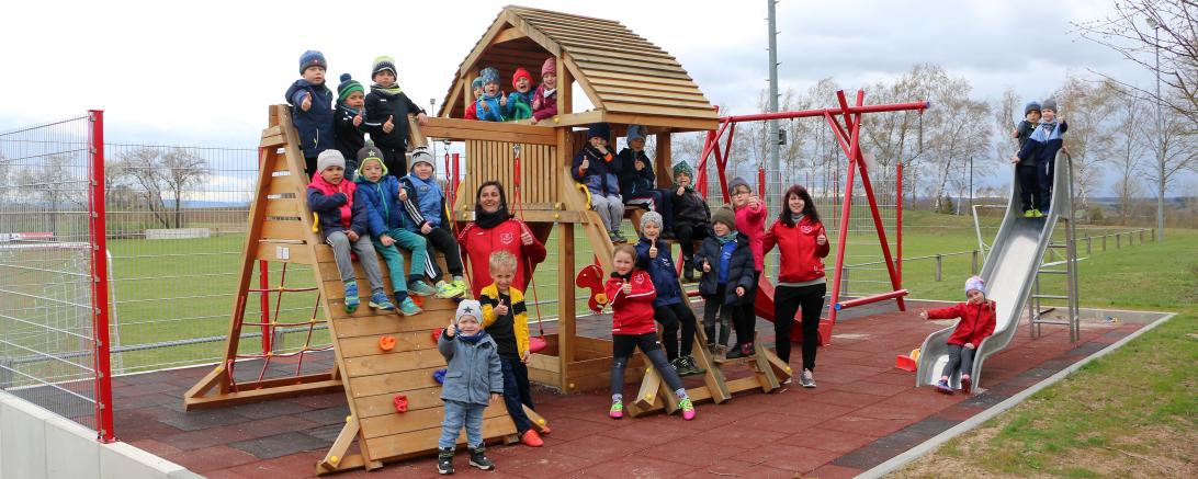 Unser Bild zeigt die Kinder der G-Jugend und ihre Betreuerinnen Barbara Zwickel (rechts) und Heike Fuchs an und auf dem neuen Spiel- und Rutschenturm. 