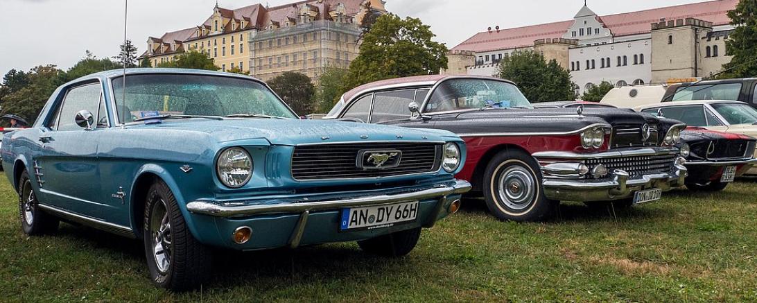 Zu sehen sind mehrere Oldtimer Autos. 