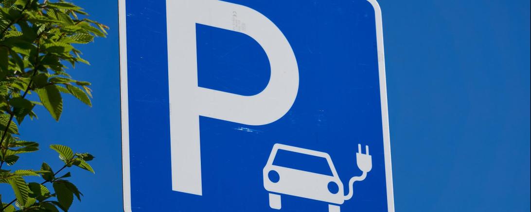 Das Bild zeigt ein Parkplatzschild für E-Autos.