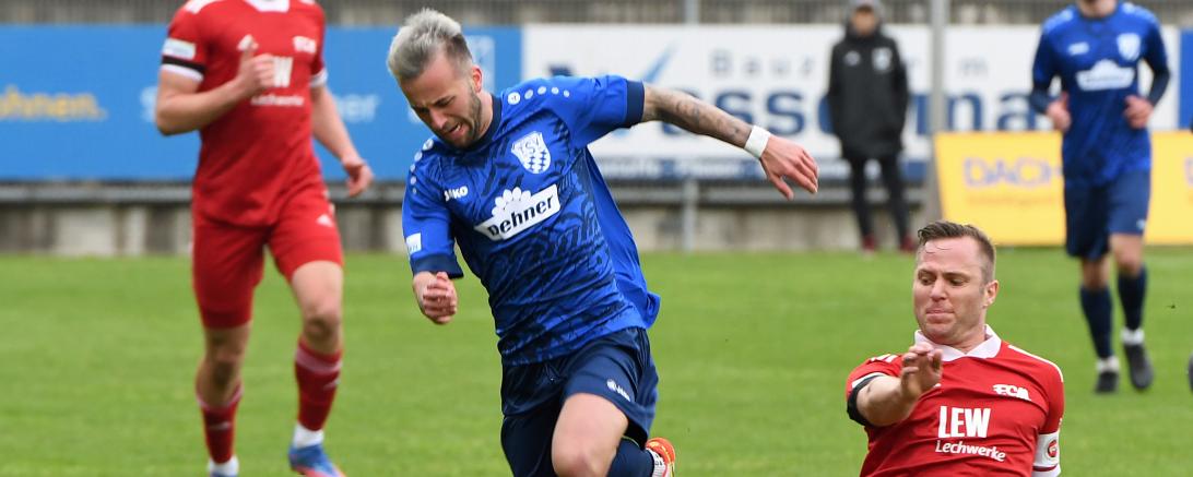 Angelo Mayer (l.) im Zweikampf. 