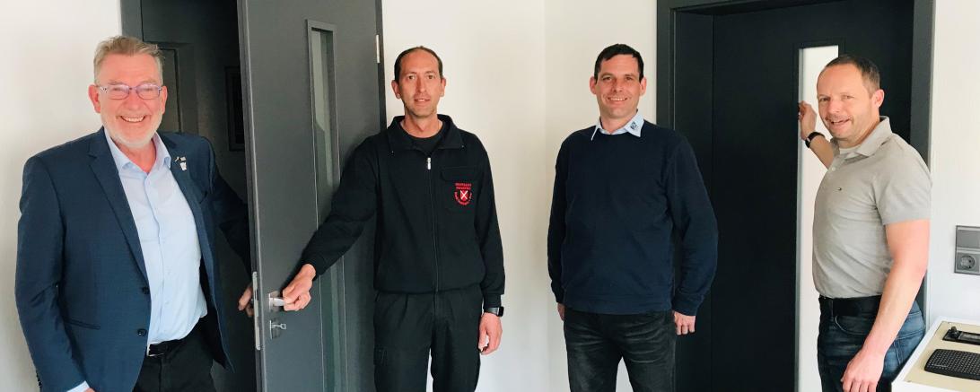 Auf dem Bild von links: Werkleiter Wolfgang Oswald, Kommandant Daniel Härtle, stellv. Werkleiter Christoph Mayer und Spendeninitiator Christian Hammling.