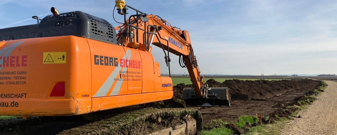 Bagger gräbt einen Graben für eine Gasleitung