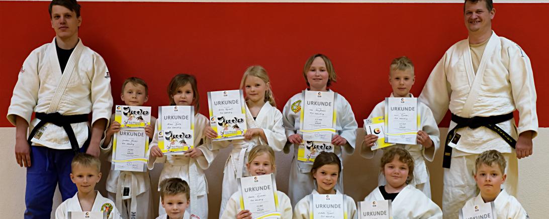Judo-Kinder des TSV Wemding mit Urkunden und zwei Prüfern