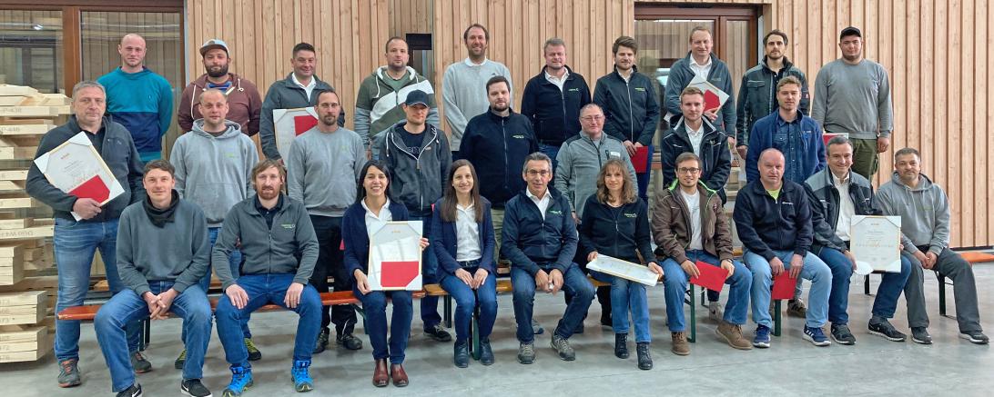 Auf dem Bild zu sehen sind, sitzend von links: Joseph Miller, Erich Schröppel, Geschäftsführerin Christine Manz, Geschäftsführerin Franziska Taglieber, Geschäftsführer Erwin Taglieber, Monika Handel, David Fischer, Thomas Meyer, Thomas Dambacher, Sven Schindler; Mittlere Reihe von links: Rainer Allwissner, Michael Schwab, Markus Schlackl, Andreas Friedel, Florian Löfflad, Karl-Heinz Wimmer, Nikolas Bee, Alexander Matthies; hintere Reihe von links: Sven Dumberger, Patrick Stoller, Alexander Deibler, Michael 