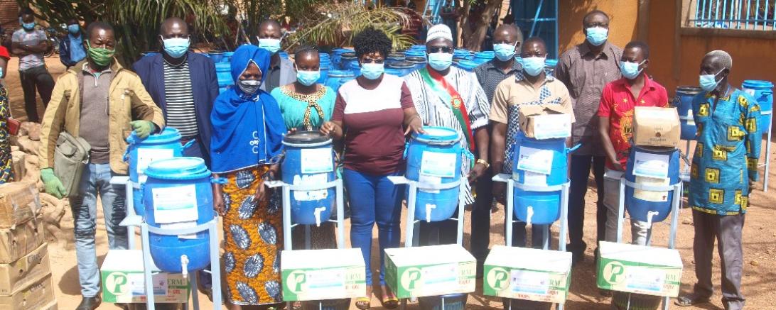 Corona-Solidarprojekt Burkina-Faso, Gruppenbild mit Handwaschbecken