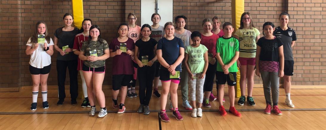 Zu sehen ist ein Gruppenfoto der Schülerinnen aus der Mittelschule Nördlingen mit Sarah Eberhardt.