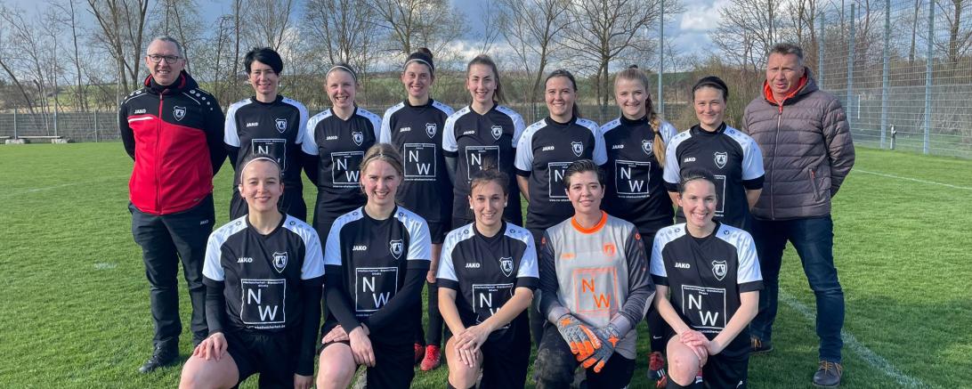 Gruppenbild der Frauenfußballmannschaft des SV Wörnitzstein-Berg