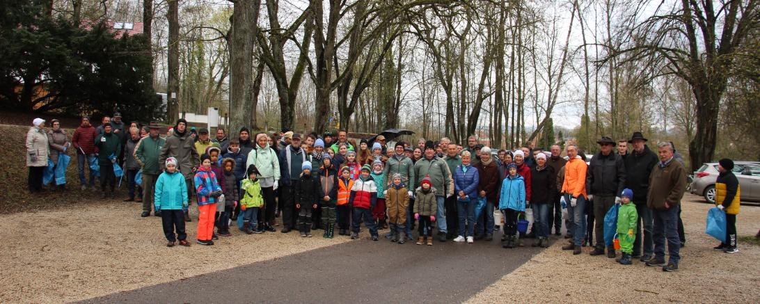 Helferinnen und Helfer bei Nördlinger Putzaktion auf der Marienhöhe