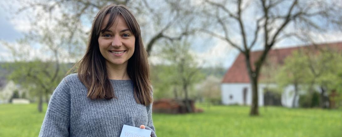 Magdalena Schmid steht vor der Streuobstwiese. 