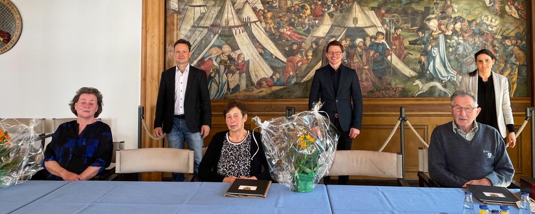 Oberbürgermeister Wittner verabschiedete die drei langjährigen städtischen Mitarbeiter Dora Spielvogel, Ilse Wimmer und Friedrich Beck (sitzend von links).