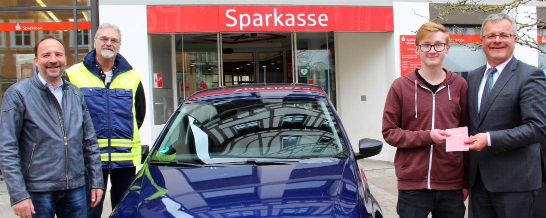 Von der Gebietsverkehrswacht Donauwörth gratulieren von links Vorsitzender Karl Würth und Peter Oesterer, lokaler Projektleiter „Könner durch Er-fahrung“, zusammen mit dem stellvertretenden Vorstandsmitglied der Sparkasse Donauwörth, Erich Meyer, dem Kursteilnehmer Dominik Stöckelhuber aus Oettingen zum Gewinn eines Sparbuchs mit einer Einlage von 400 Euro.