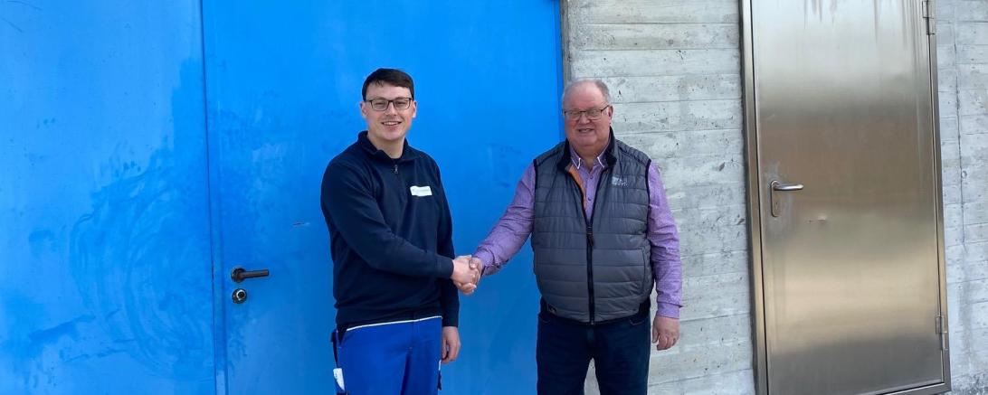 Der neue Wassermeister, Fabian Zinsmeister (links), und der bisherige, Günther Kloß (rechts).