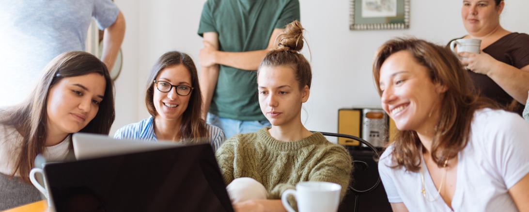 Jugendliche schauen auf Computerbildschirm