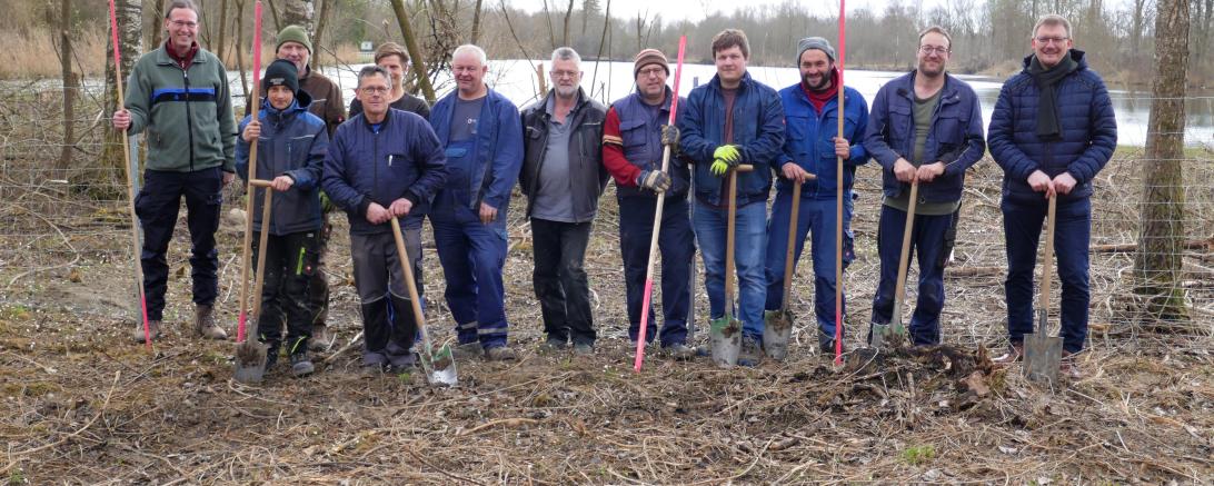 Auf dem Bild zu sehen (von links): Thomas Lutz (Revierförster, AELF), Tim Werner, Stephan Hugl, Alfons Halbmeir, Tobias Knauer, Paul Halbmeir (Waldbeauftragter der Gemeinde), Karl Roßkopf, Franz Meyr jun., Matthias Halbmeir, Christoph Braun, Bernd Knauer (Waldbeauftragter der Gemeinde), Jürgen Raab (1. BGM).