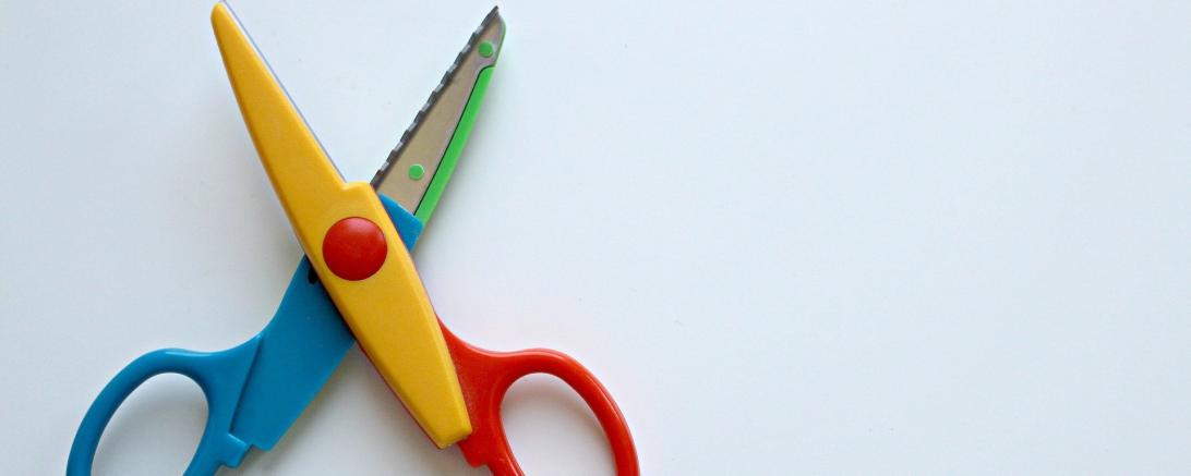 Zu sehen ist eine bunte Bastelschere.