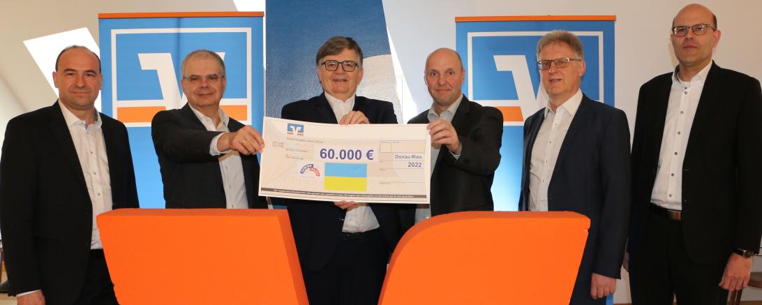RVB-Vorstände Donau-Ries mit Spendenscheck für Ukraine