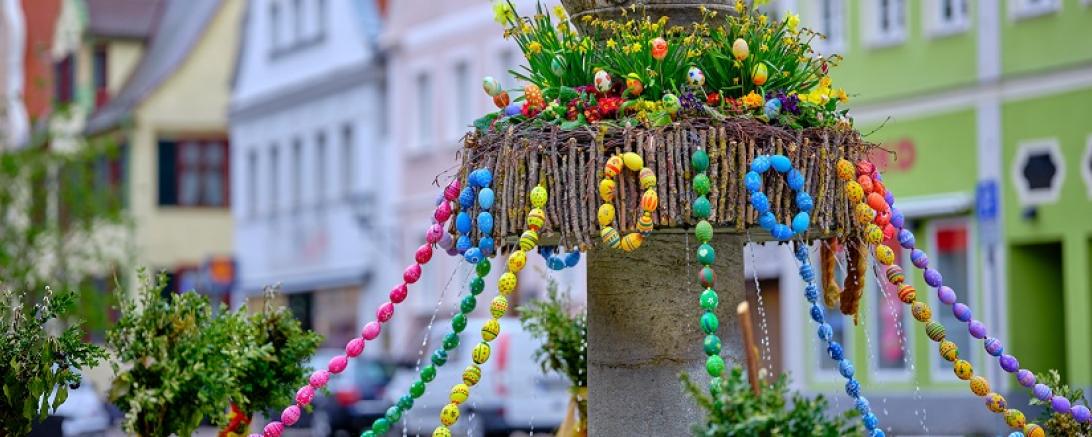 Fertiges Schmuckstück: Der Brunnen am Marktplatz ist einer der zehn Brunnen in Oettingen, die zum gemütlichen Frühlingsgenuss und zum Flanieren durch die österliche Residenzstadt einladen.