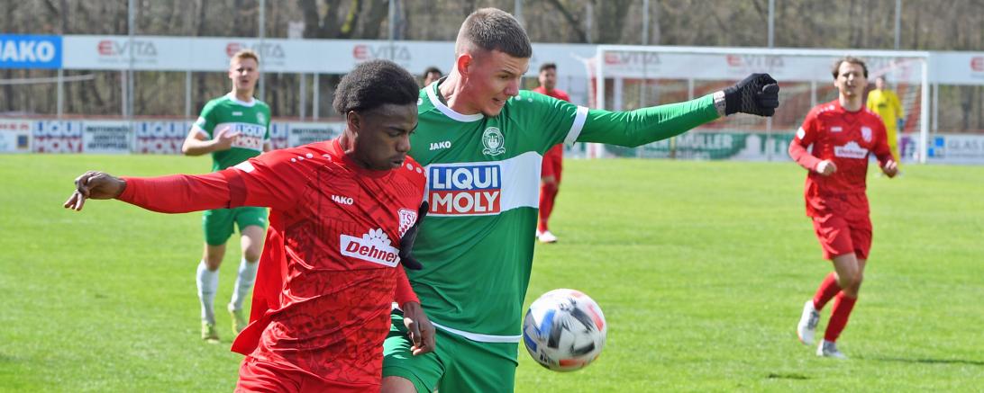 Fadhel Morou vom TSV Rain im Zweikampf