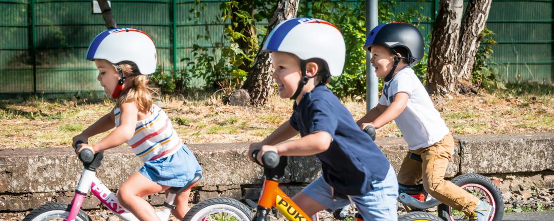 Das Bild zeigt Kinder auf ihrem Fahrrad.